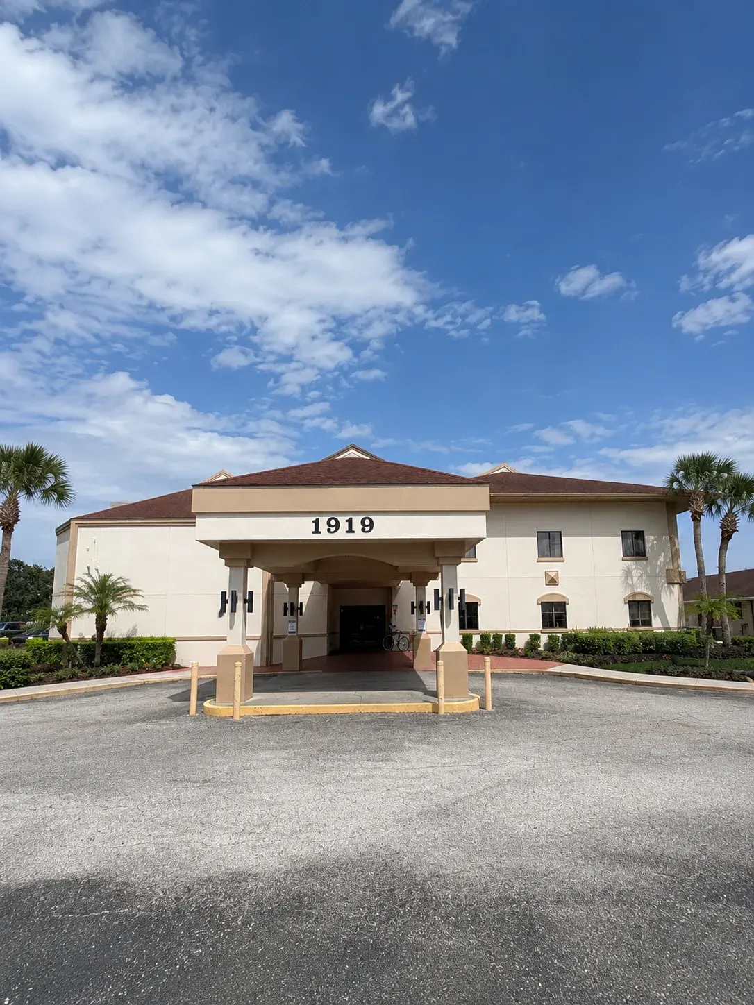 The front portico of Vivo Healthcare Lakeland